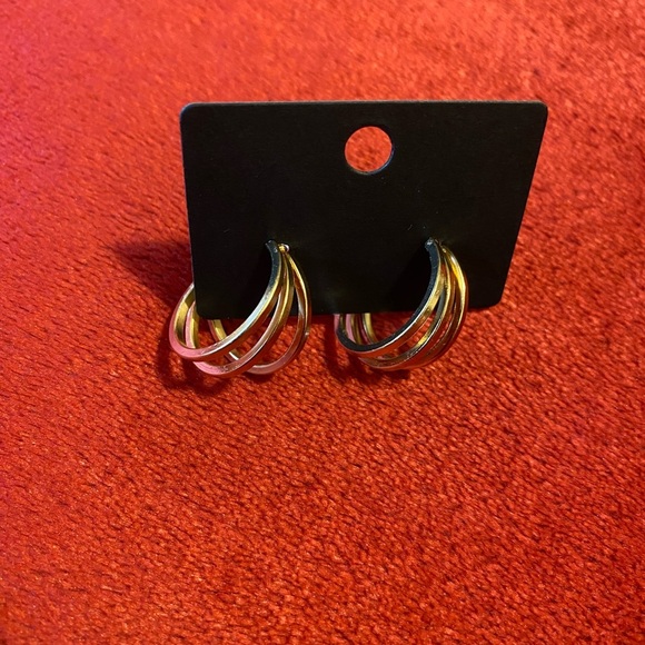 🌷$2 Bundle Add-on ~ Gold Tone 3 Three Layer Hoop Earrings - Picture 4 of 6